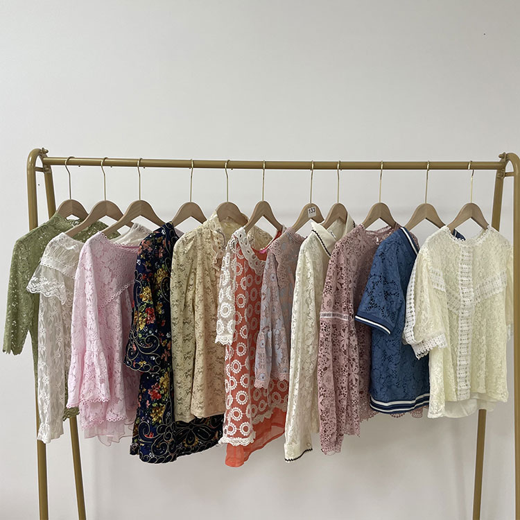Mga Gamit na Lace Tops para sa Babae