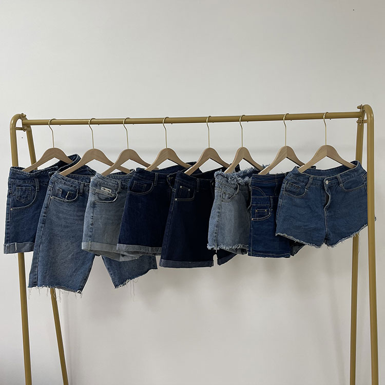 Ginamit na Ladies Short Jean Pants