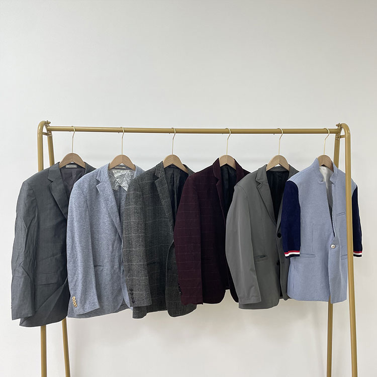 Mga Ginamit na Men's Suits